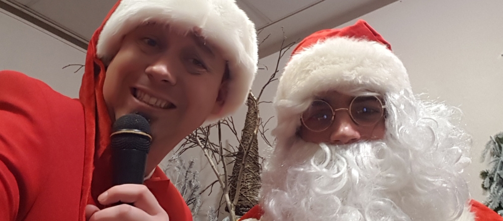 Speaker d'Histoire de fêtes posant avec le Père Noël pour un événement entreprise