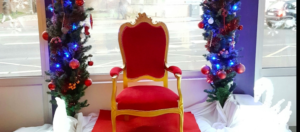 Chaise pour prendre des photos des enfants avec le Père Noël, par Histoire de fêtes (Neuville en Ferrain)
