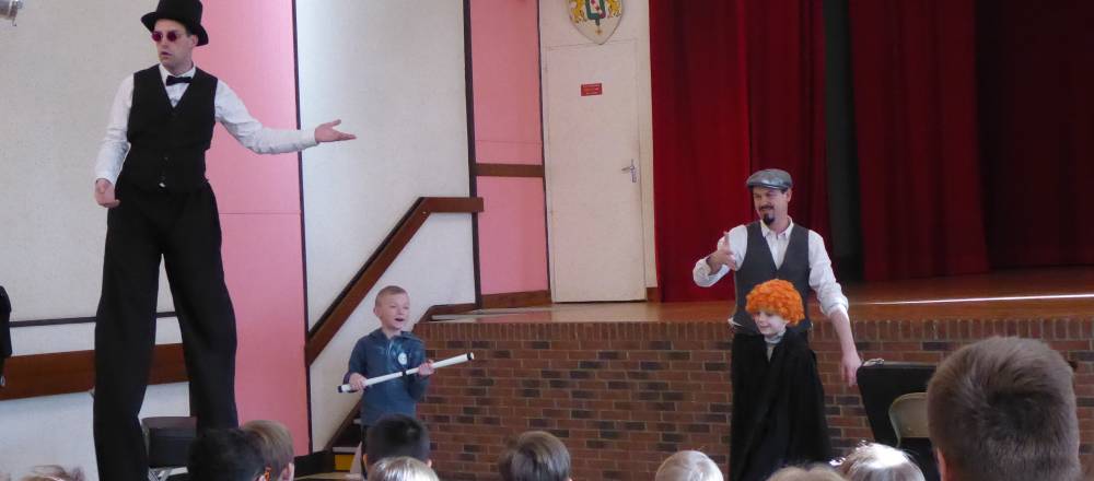 Échassier et animateur d'Histoire de fête présentant le show interactif "Cirque moderne" à des enfants