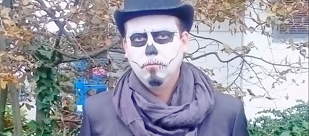 Animateur d'Histoire de fêtes portant un maquillage inquiétant de crâne squelette