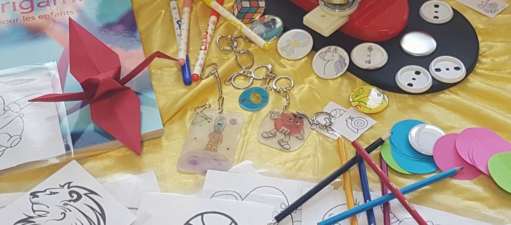 Masques, badges et porte clés personnalisés créés lors de l'atelier créatif pour enfants Histoire de fêtes