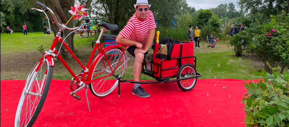 Vélo cyclo-bulles d'Histoire de fêtes avec son animateur dédié lors d'un de nos événements