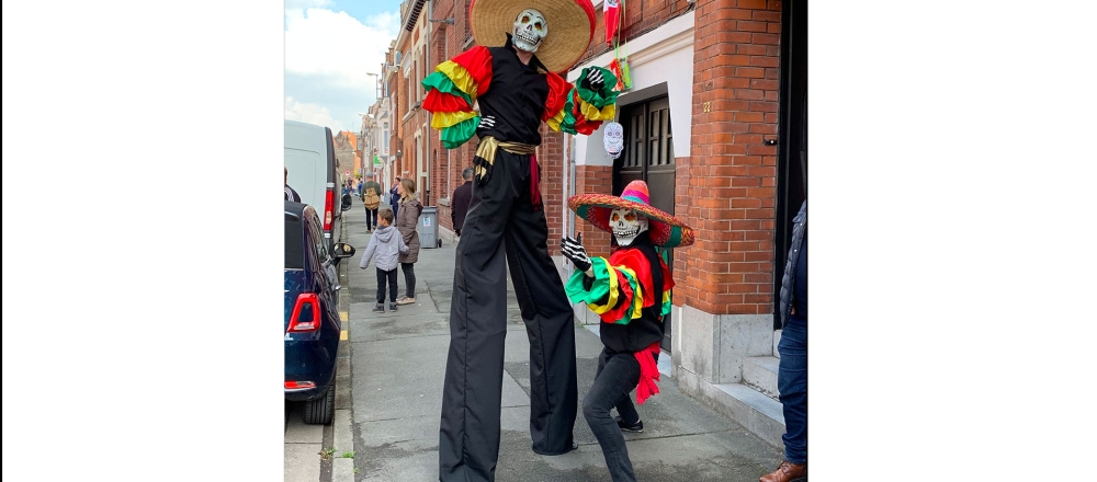 Echassier professionnel en costume mexicain lors d'un événement dans les rues de Lille