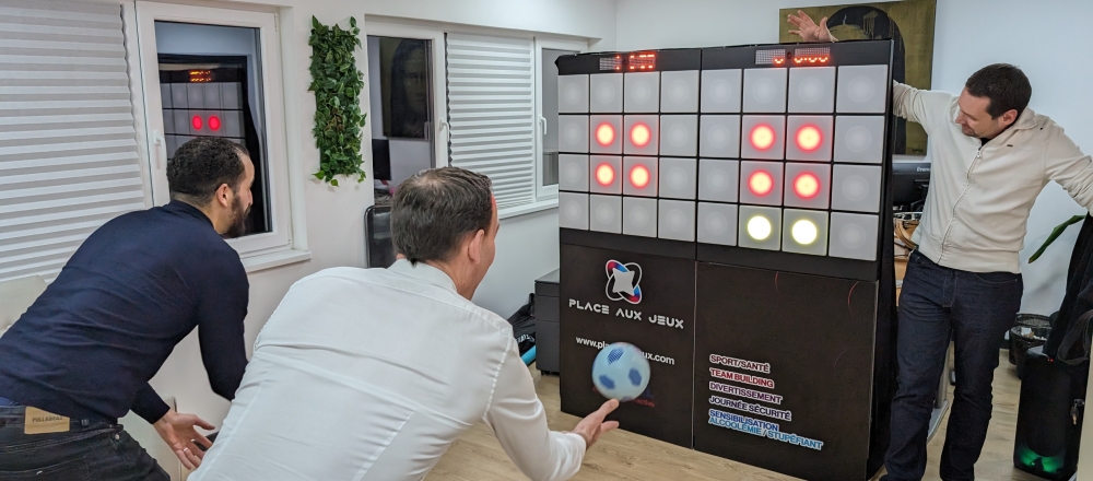67.handball dans petite piece