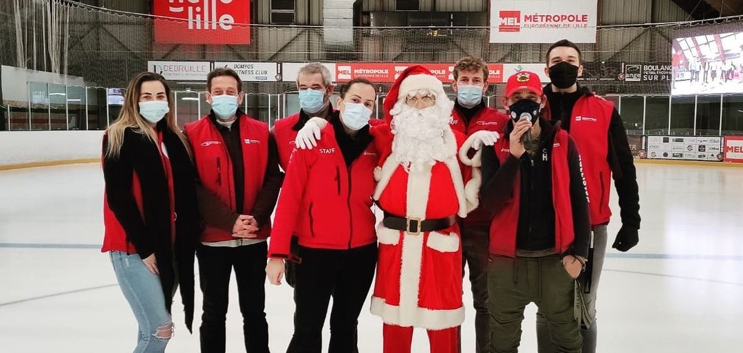 Le Père Noël d'Histoire de fête en visite à la patinoire de Wasquehal pour une entreprise et leurs enfants
