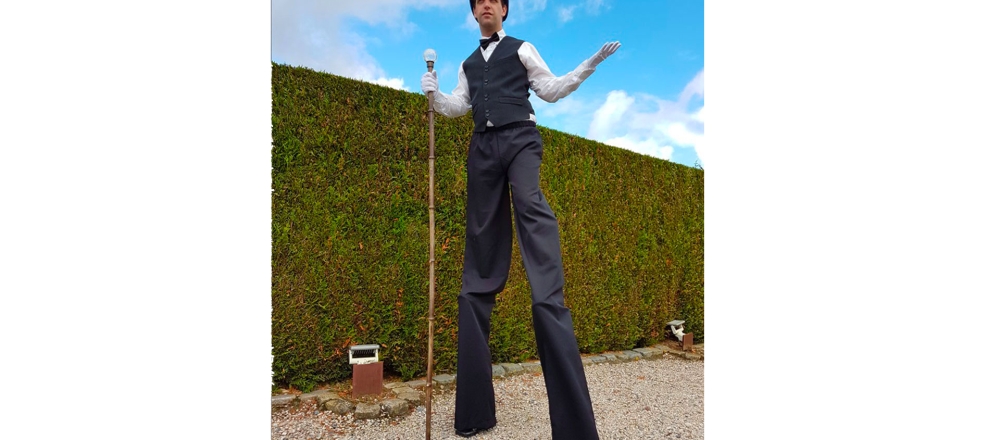 Echassier avec sa canne posant à côté d'une haie lors d'une animation extérieure sur Lille
